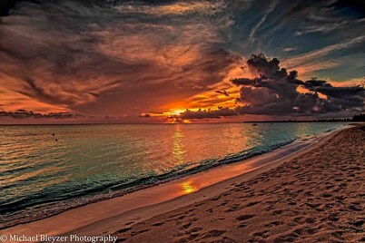 Beachside Boutique Villa Steps to Seven Mile Beach