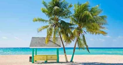 Beachside Boutique Villa Steps to Seven Mile Beach