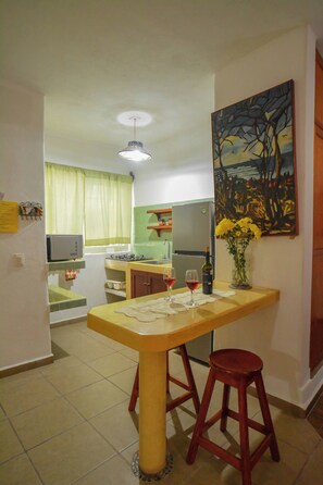 Bungalow 3 | Private kitchen | Microwave, coffee/tea maker, blender, cookware/dishes/utensils