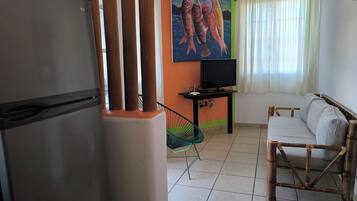 Departamento 4 | Área de sala de estar | Televisión de pantalla plana de 32 pulgadas con canales digitales