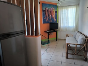 Departamento 4 | Living area | 32-inch flat-screen TV with digital channels - Bungalows Teka (Zihuatanejo)
