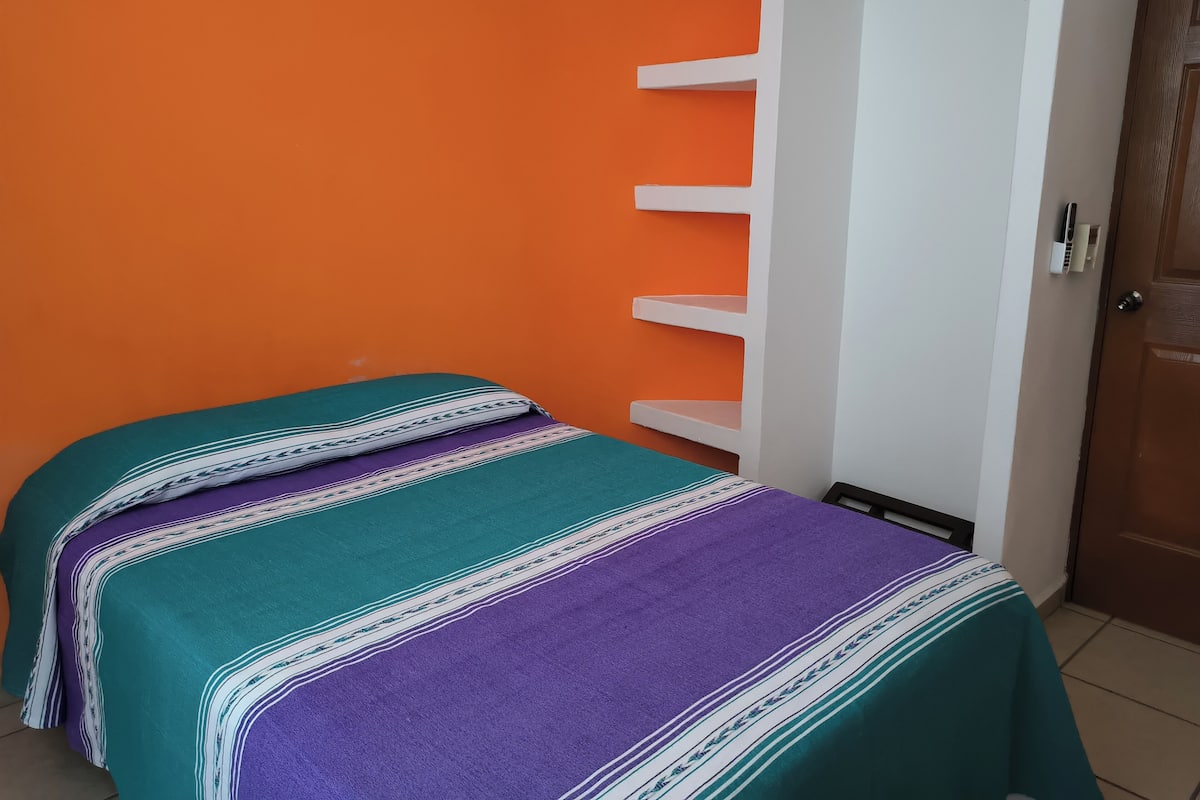 Departamento 4 | 低刺激性寝具、羽毛の掛け布団、セーフティボックス (室内)、ノートパソコン用作業スペース