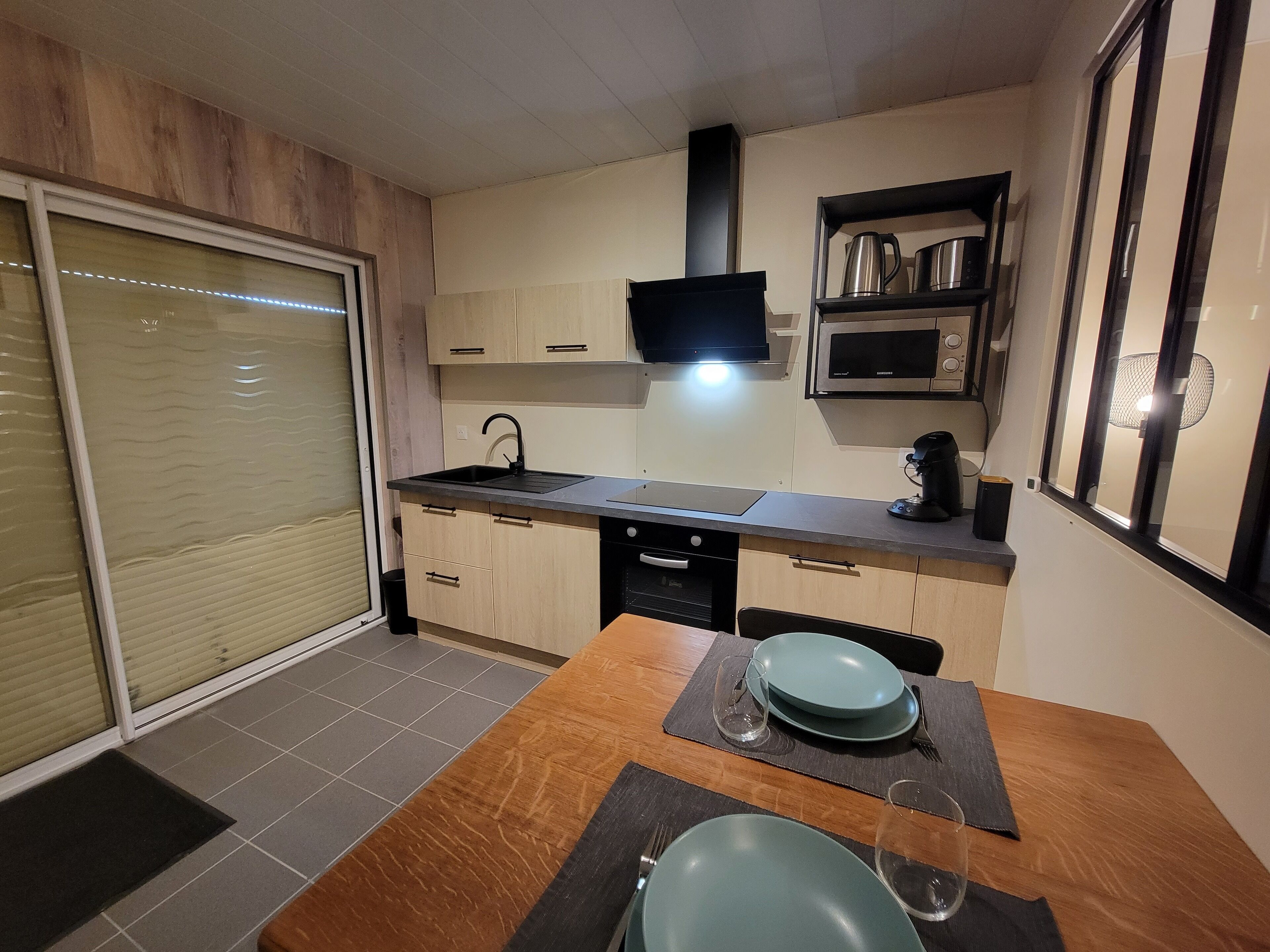 Jääkaappi, mikroaaltouuni, uuni, liesi