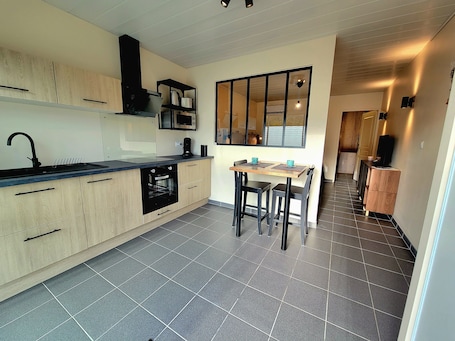 Fridge, microwave, oven, stovetop. Gîte de la Chapelle Blanche, Ressourcez-vous Vous en Avesnois