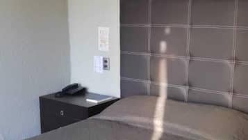 1 habitación, espacio para trabajar con laptop y cortinas blackout