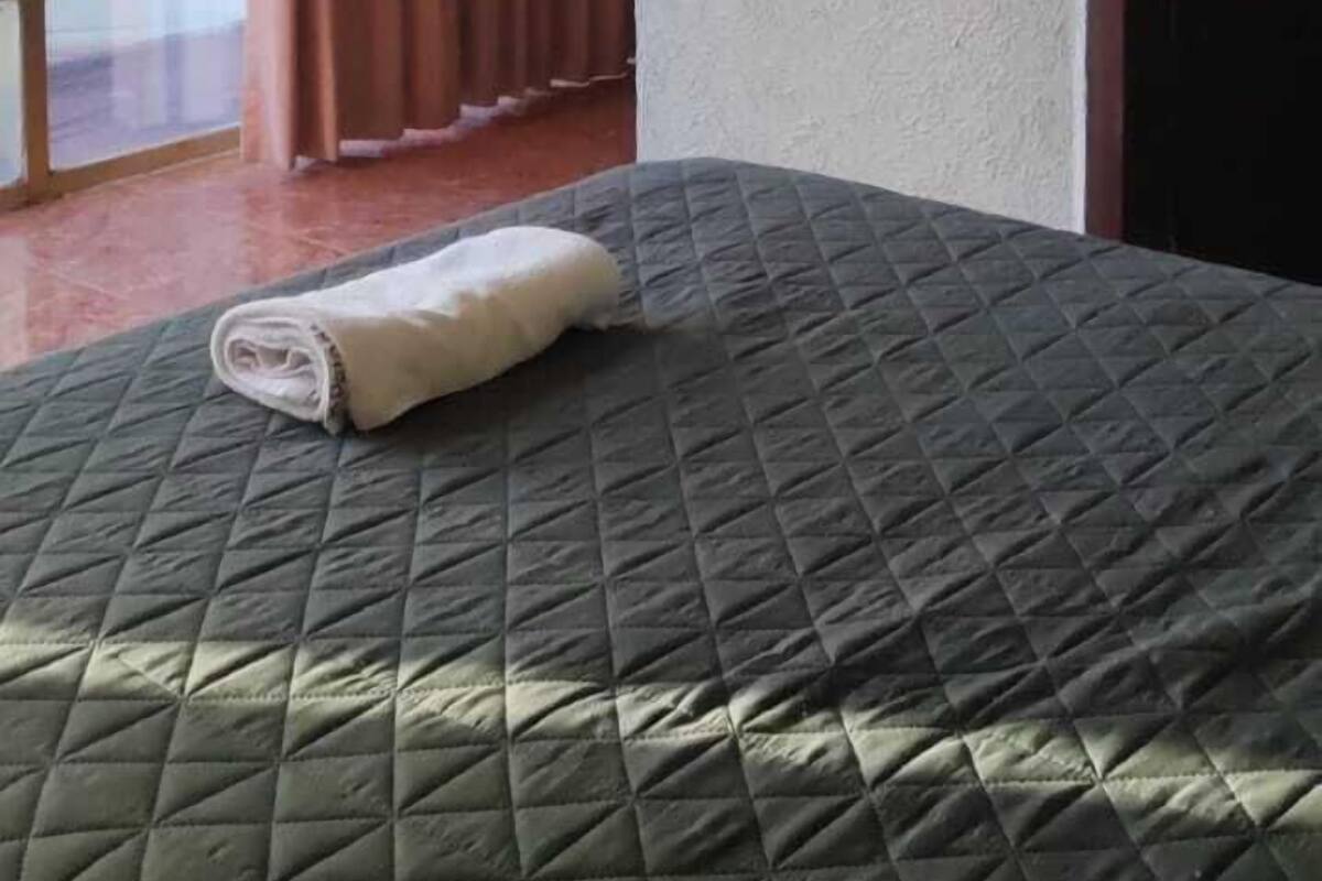Habitación City | Espacio para trabajar con un portátil y cortinas opacas