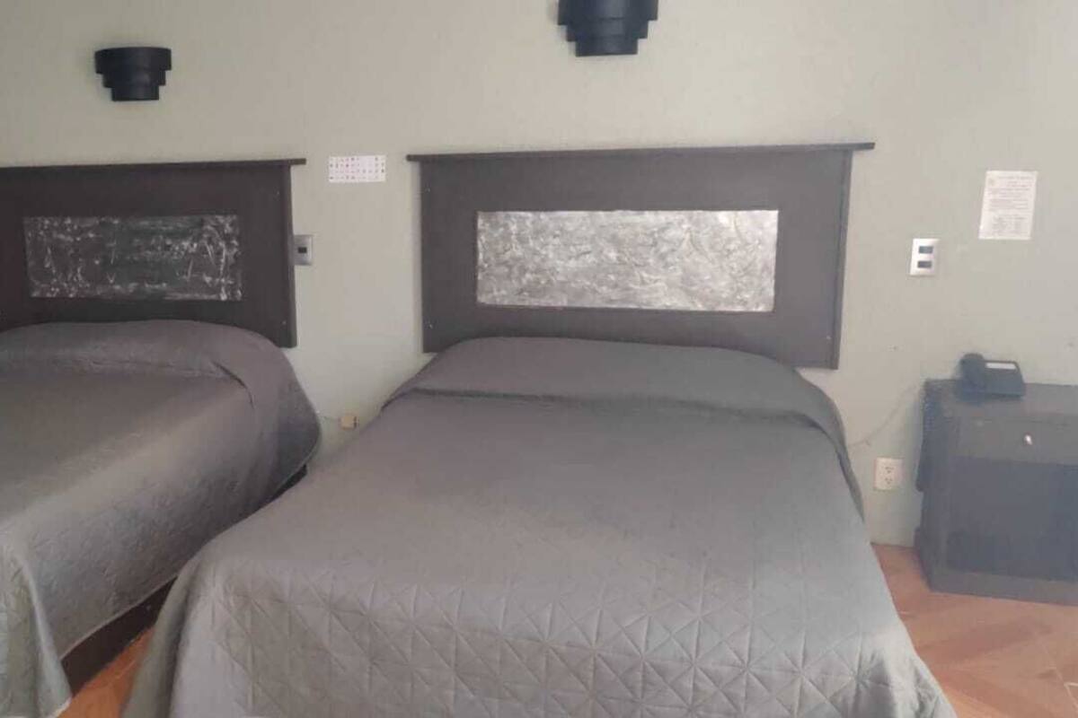 Habitación estándar doble | Espacio para trabajar con un portátil y cortinas opacas