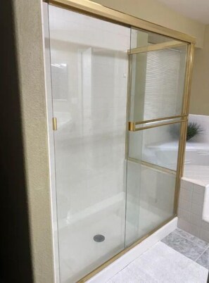 Secador de pelo, toallas, jabón y papel higiénico