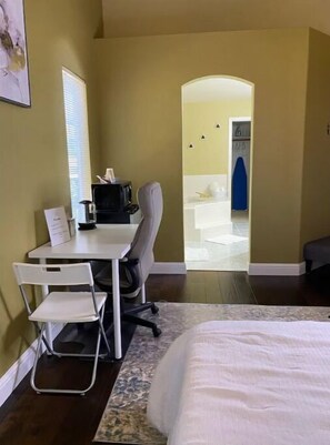 1 dormitorio, tabla de planchar con plancha, wifi y ropa de cama