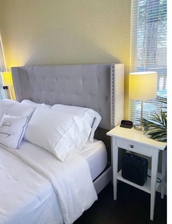 1 dormitorio, tabla de planchar con plancha, wifi y ropa de cama