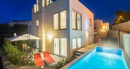 Nika With 3 Bedrooms and 1 Bathrooms