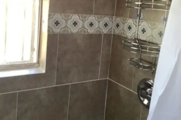 Secador de cabelo, toalhas de banho, sabonete, shampoo