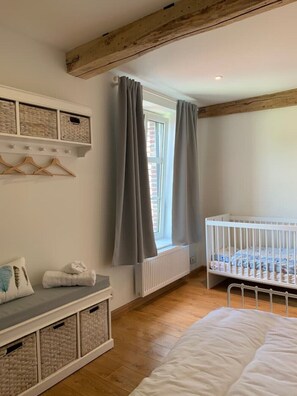 6 chambres, coffres-forts dans les chambres, bureau