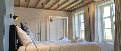 6 bedrooms, in-room safe, desk, iron/ironing board