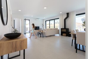 TV - Villa Anita - Holiday Villa with Private Pool By SCH (Salir do Porto)