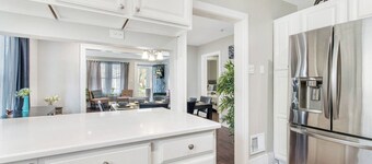 Chic & Updated Retreat Near DT Royal Oak