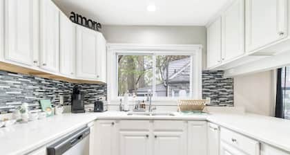 Chic & Updated Retreat Near DT Royal Oak