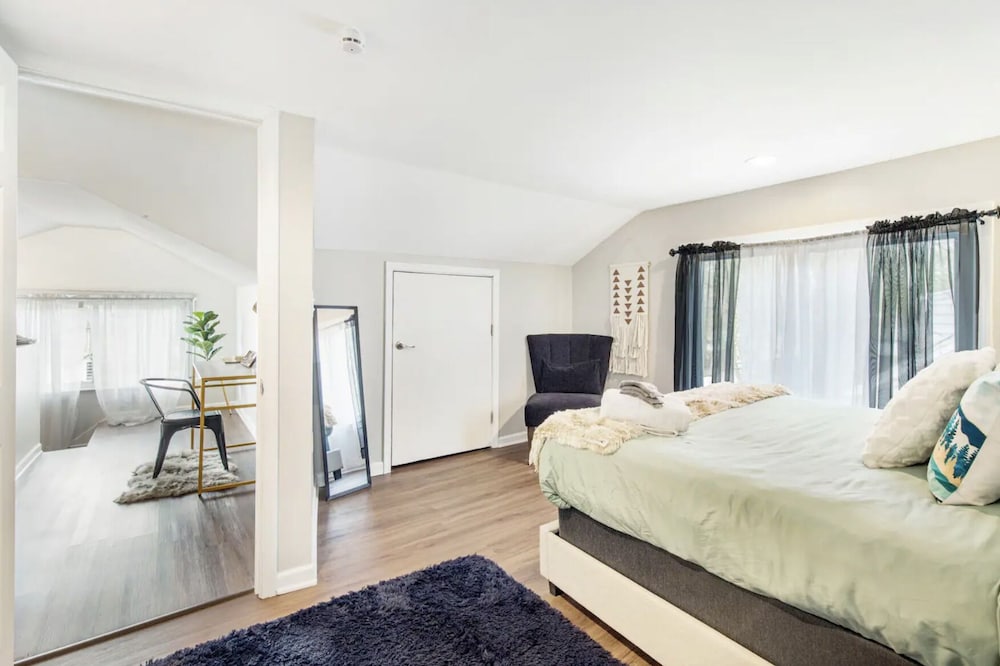 Chic & Updated Retreat Near DT Royal Oak Royal Oak Vrbo