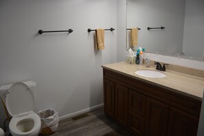 Family House | Bathroom - Hanging Bull Lodge (Encampment)