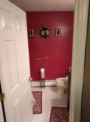 Bathroom - 2 Bedroom in Cozy Brooklyn Private Duplex (Brooklyn)