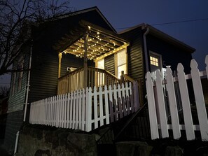 Exterior - Walk to Restaurants and Bars! Newly-Renovated Downtown 3 Bedroom Home. (Bellevue)