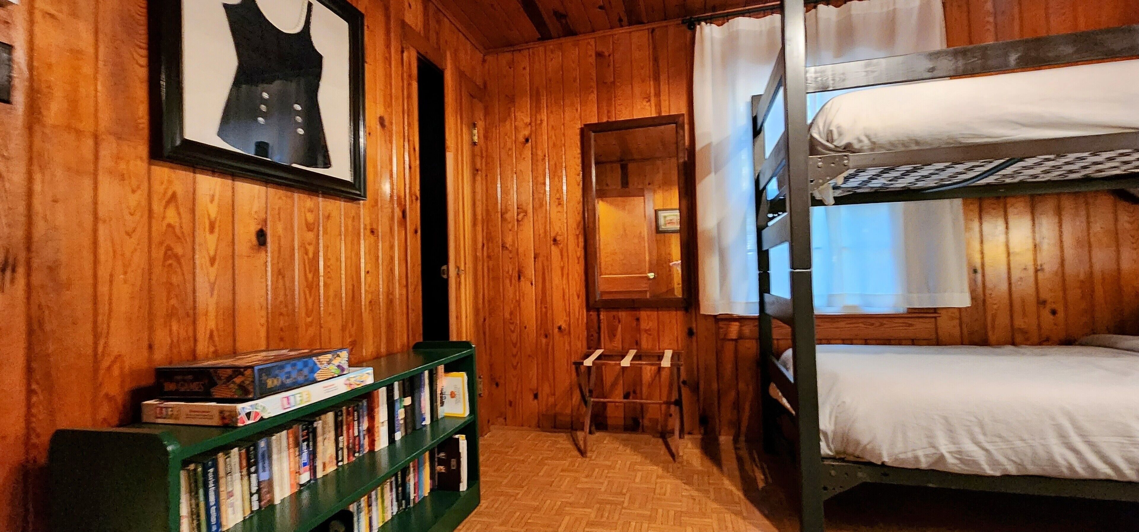 3 makuuhuonetta, silitysrauta/-lauta, vauvan matkasänky, Wi-Fi