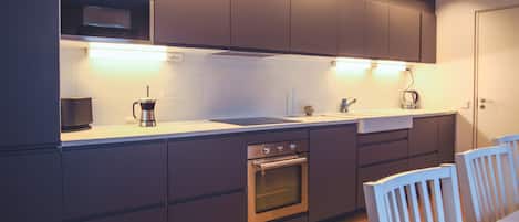 Réfrigérateur, four à micro-ondes, un four, surface de cuisson