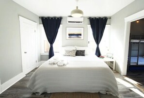 4 bedrooms, iron/ironing board, travel cot, free WiFi - San Diego Urban Oasis. Spacious & best location. (San Diego)