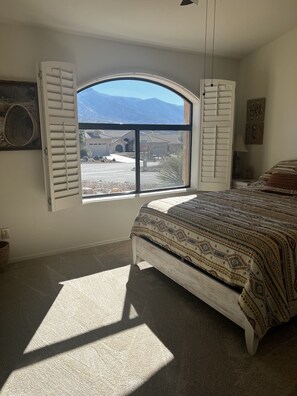 2 عدّة غرف نوم ومكواة/لوح كي وواي فاي وملاءات أسرّة