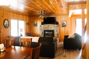 TV, fireplace - Aspen Escape - Steps from town! Pet friendly, A/C! (Shaver Lake)