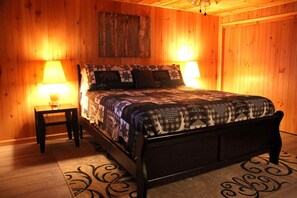 3 bedrooms, iron/ironing board, Internet, bed sheets - Aspen Escape - Steps from town! Pet friendly, A/C! (Shaver Lake)