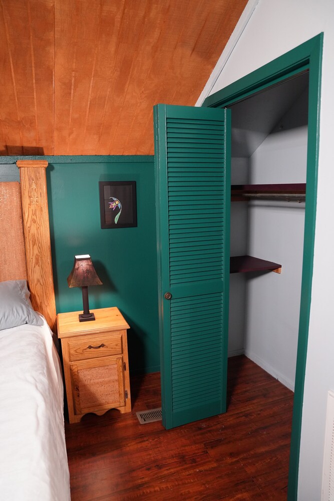 Cabin surrounded by nature! Close to Cades Cove, Pigeon and Gatlinburg. Blount County Vrbo