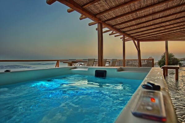Outdoor spa tub