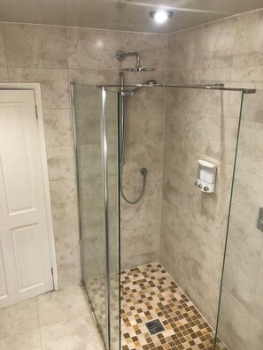 Secadora de cabello, toallas, jabón, papel de baño