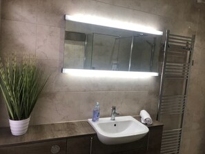 SĂšche-cheveux, serviettes fournies, savon, papier toilette