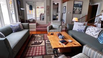 Smart TV, fireplace, books, stereo