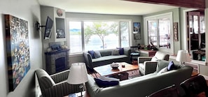 Smart-TV, Kamin, Bücher, Stereoanlage