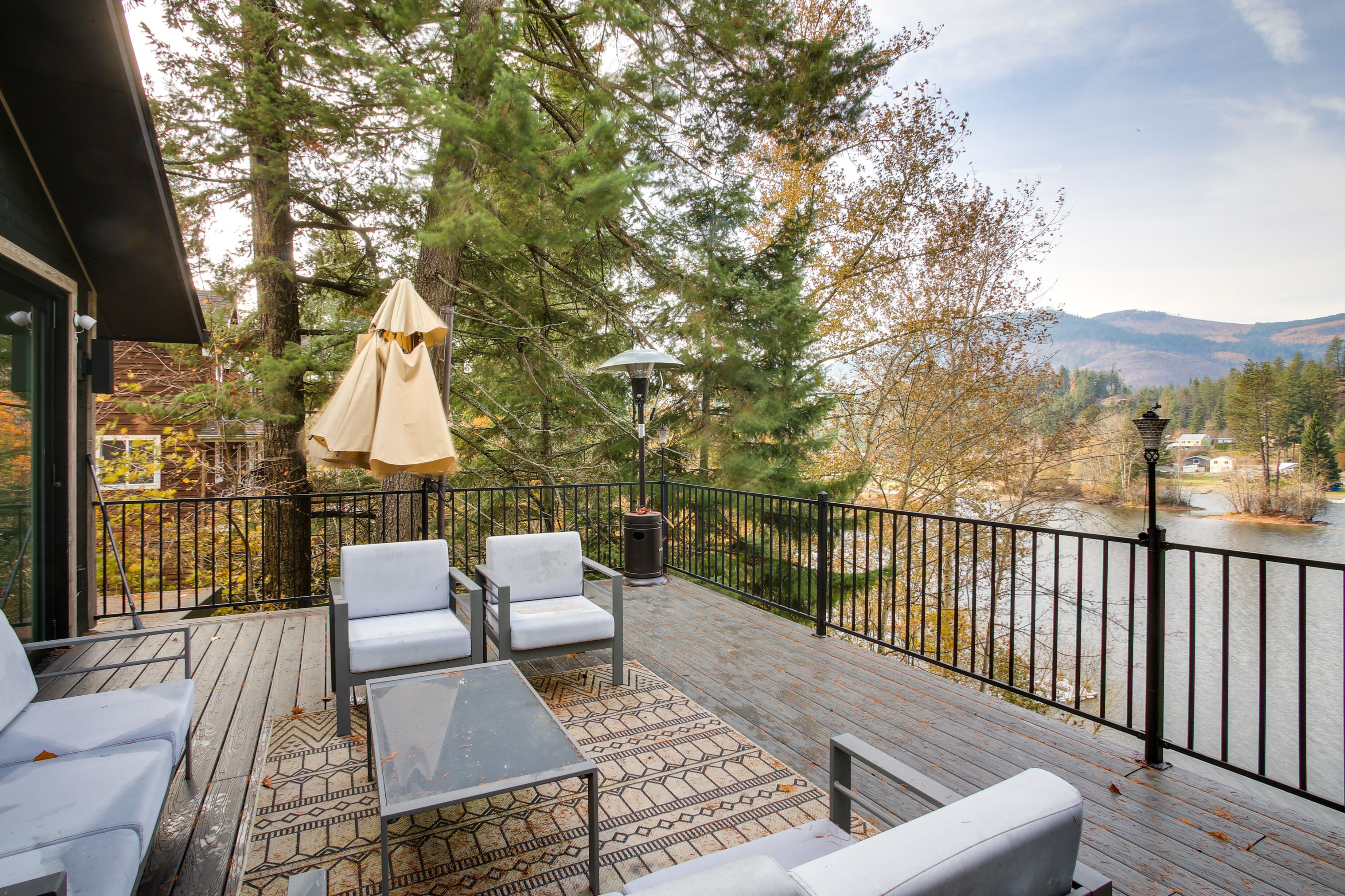 Dog-Friendly Rathdrum Lake House w/ Boat Dock!