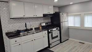 Refrigerador, microondas, horno y parrilla de estufa