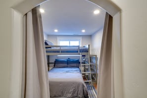 5 bedrooms, WiFi, bed sheets - Kaysville Group Getaway 26 Mi to Snowbasin Resort! (Kaysville)