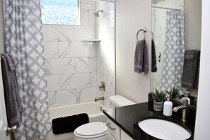 Dusche, Haartrockner, Handtücher, Seife