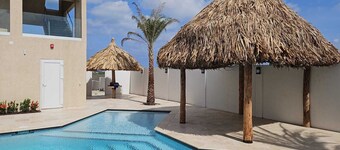 Gloednieuw Appartement met Zeezicht. Fantastisch Gelegen 5 min van the Beach