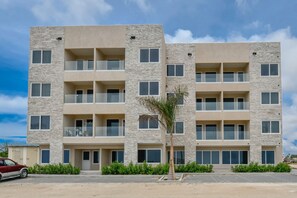 Exterior - Gloednieuw Appartement met Zeezicht. Fantastisch Gelegen 5 min van the Beach (Oranjestad)