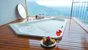 Suite Bulan Madu | Kamar mandi | Perlengkapan kamar mandi ramah lingkungan, pengering rambut, dan sandal
