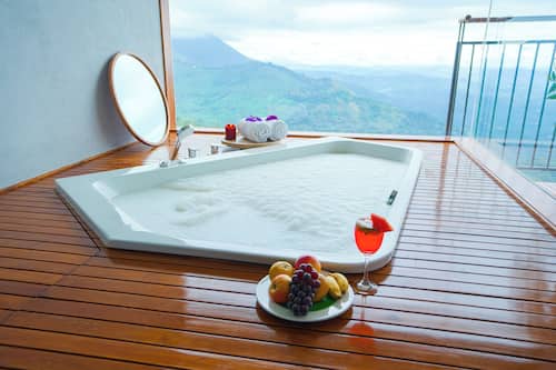 Honeymoon suite | Badkamer | milieuvriendelijk toiletgerief, een haardroger, pantoffels, een bidet