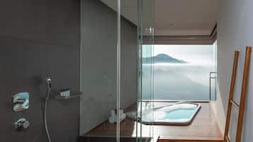 Honeymoon suite | Badkamer | Milieuvriendelijke toiletartikelen, een haardroger, pantoffels