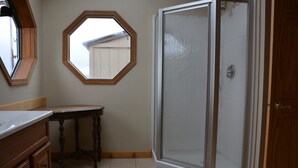 Standard House | Bathroom - The Huston Lodge (Walden)