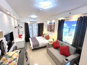 1 bedroom, iron/ironing board, WiFi, bed sheets - 15 minutes to Airport - Modern Condo with Pool View Balcony and Premium Coffee (Pasay)