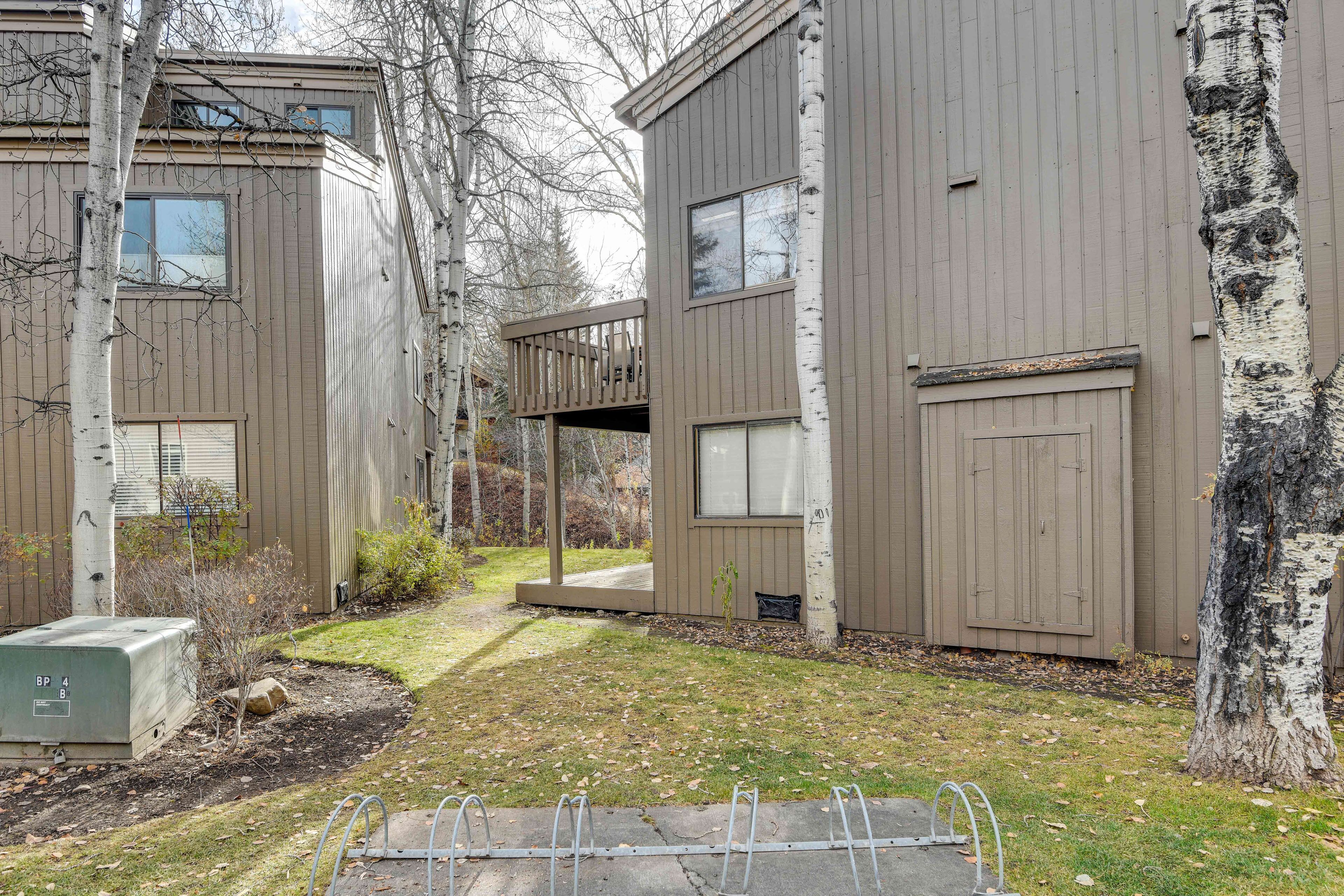 Un bâtiment à deux étages doté d’un patio couvert et d’un petit jardin.