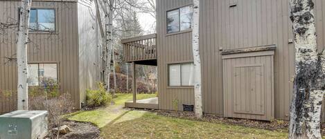 Un bâtiment à deux étages doté d’un patio couvert et d’un petit jardin.